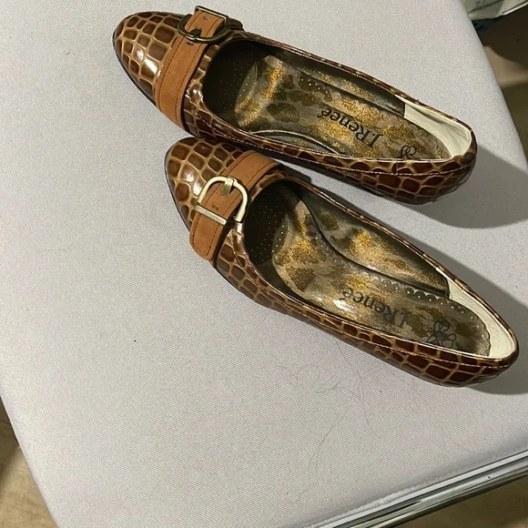 Cute and original model, J Renee, elegant and comfortable, 2 inch heel. Cute and original model, J Renee, elegant and comfortable, 2 inch heel.
